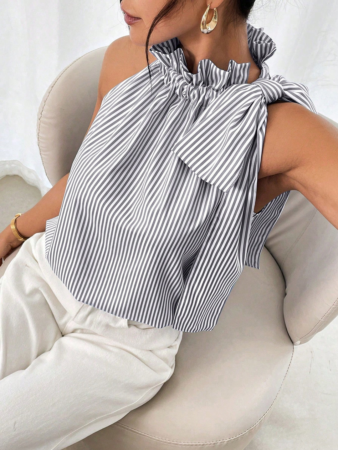 Damen Ärmellose Crêpe-Bluse mit gerafftem Stehkragen und Schulter-Schleife Echo Archiv