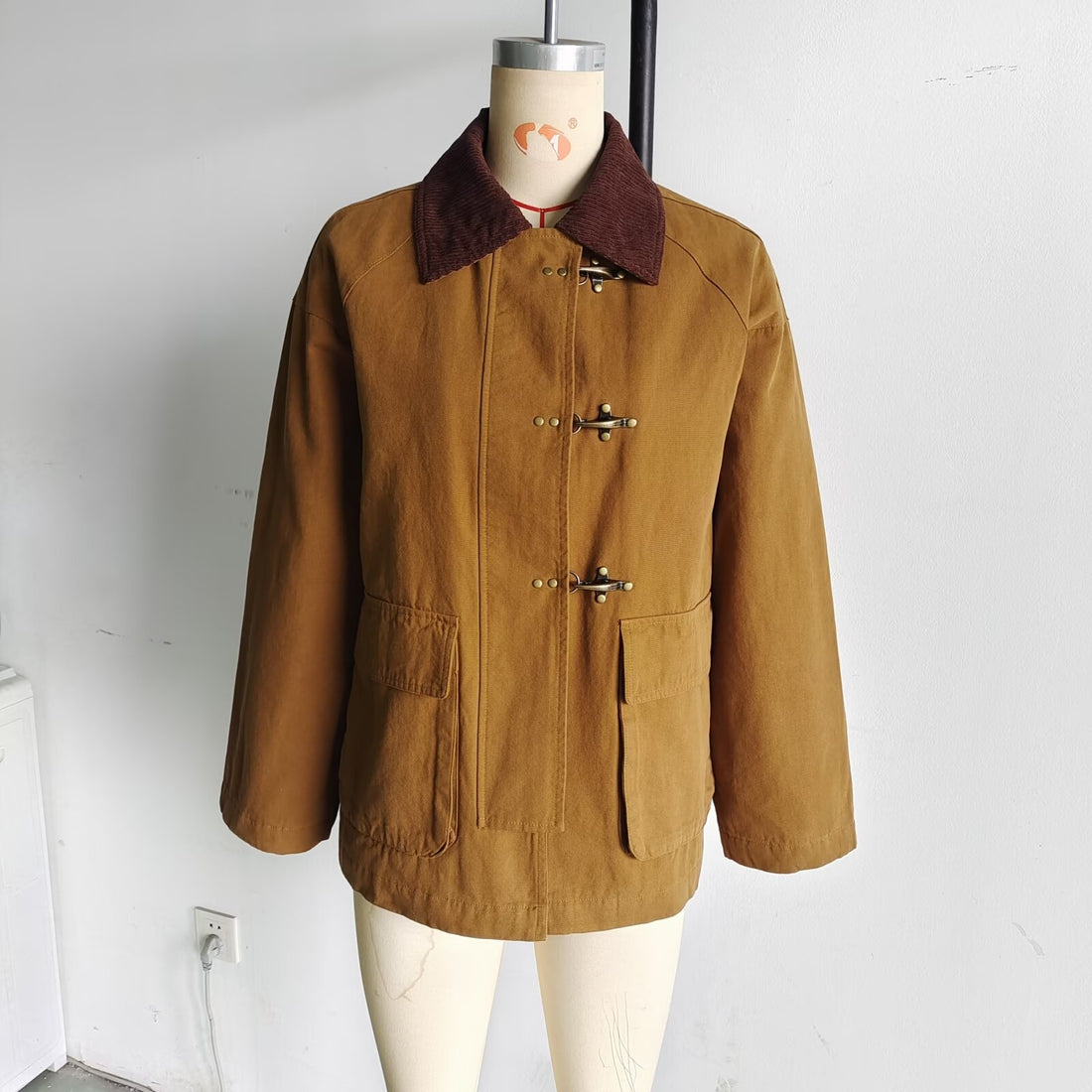 Damen kurze Canvasjacke mit Cordkragen und dekorativen Knebelverschlüssen – Célinea