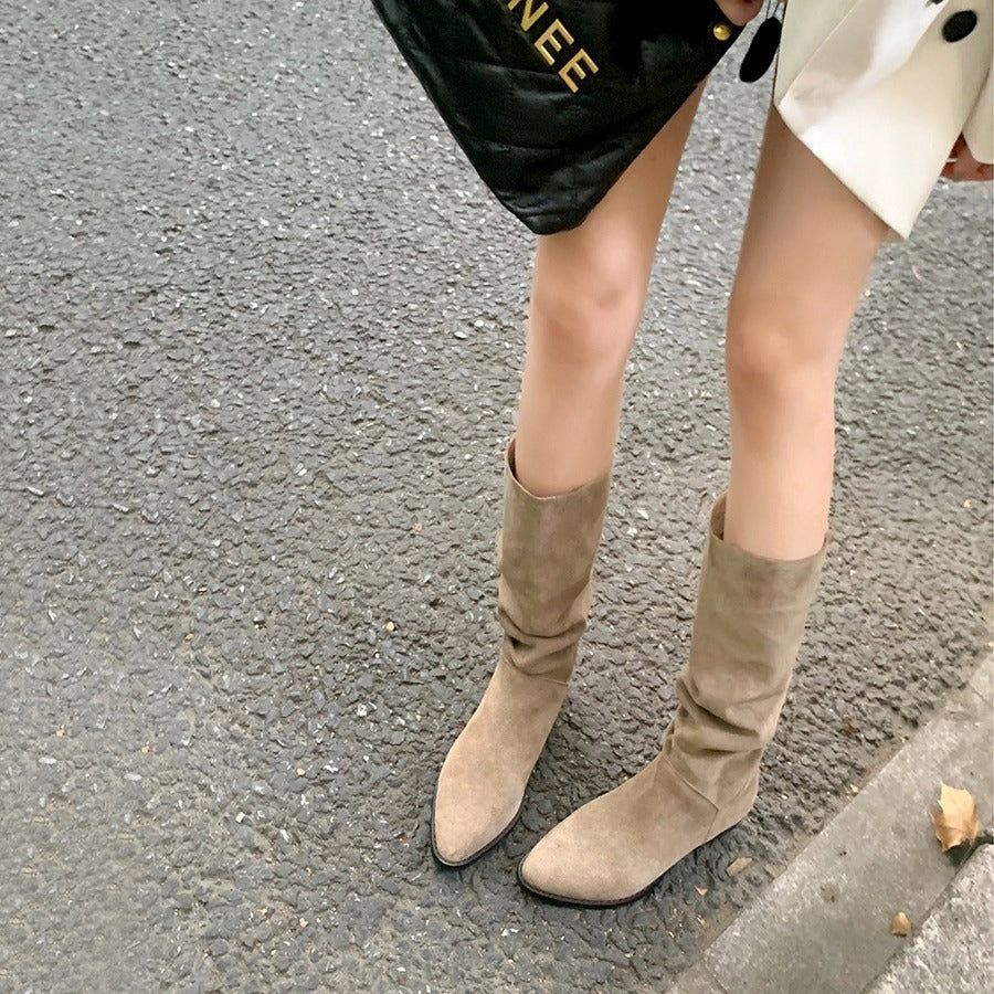 Damen Wadenhohe Stiefel aus Veloursleder mit lässigen Schaftfalten und flachem Absatz Echo Archiv