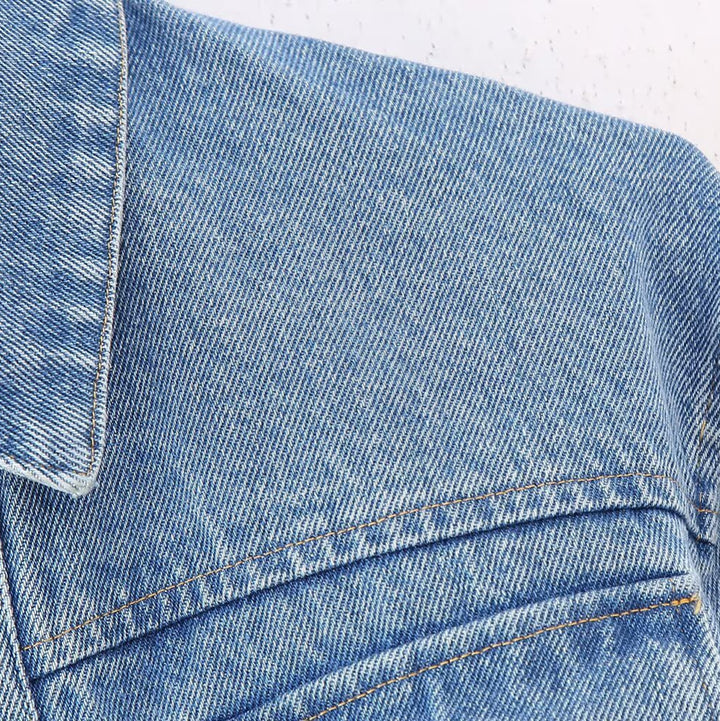 Damen Kurze Denim-Jacke mit Metallic-Finish und aufgesetzten Brusttaschen Echoarchiv