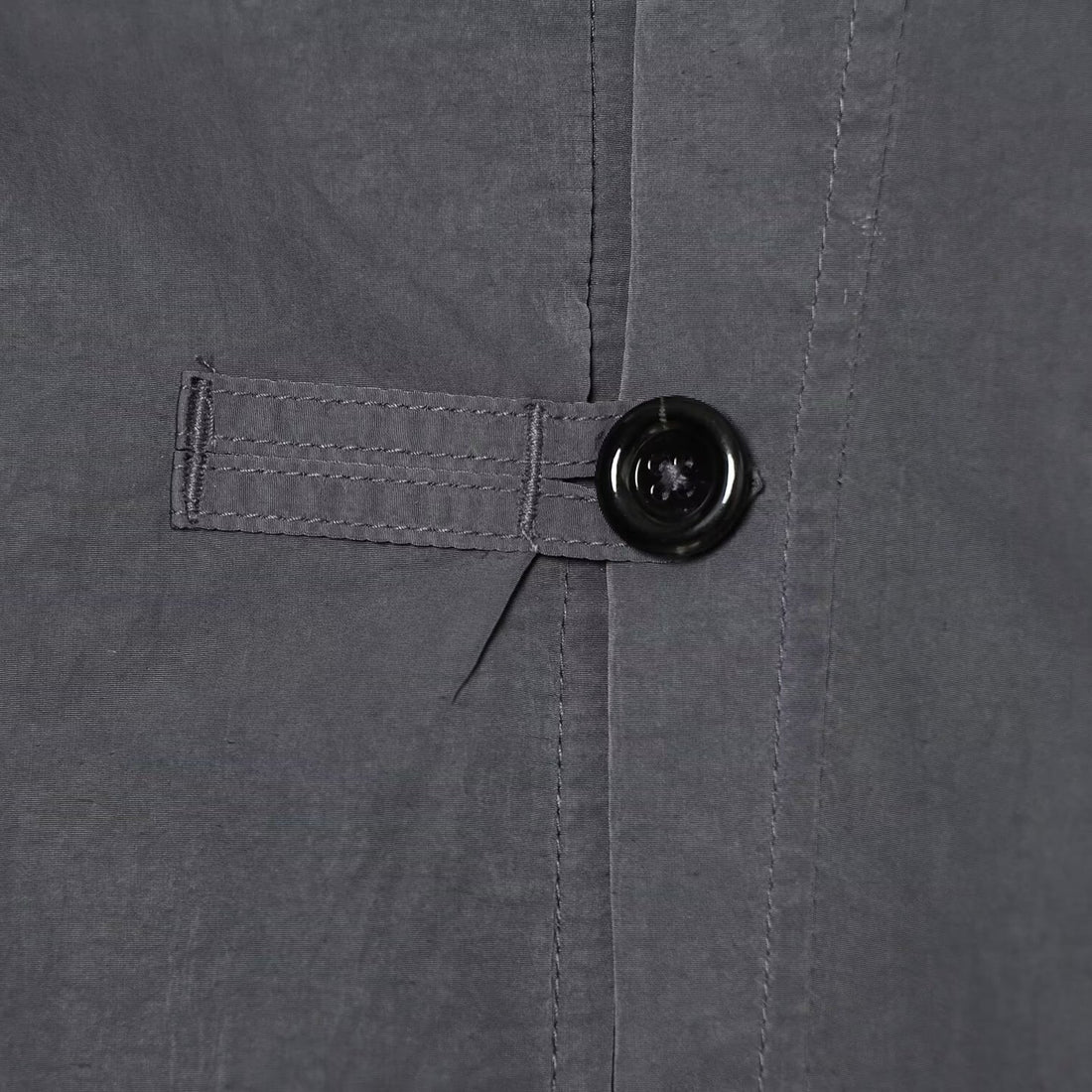 Damen Leichte Cropped Nylonjacke mit hohem Funnelkragen, Oversize-Schnitt und elastischen Bündchen Echoarchiv