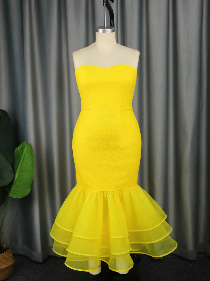 Damen Abendkleid mit schulterfreiem Oberteil und voluminösem Volantsaum Echo Archiv
