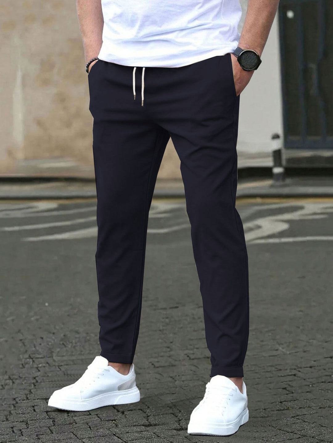 Herren Slim-Fit Jogginghose mit Kordelzug, Seitentaschen und schmalem Knöchelabschluss – Sorevano
