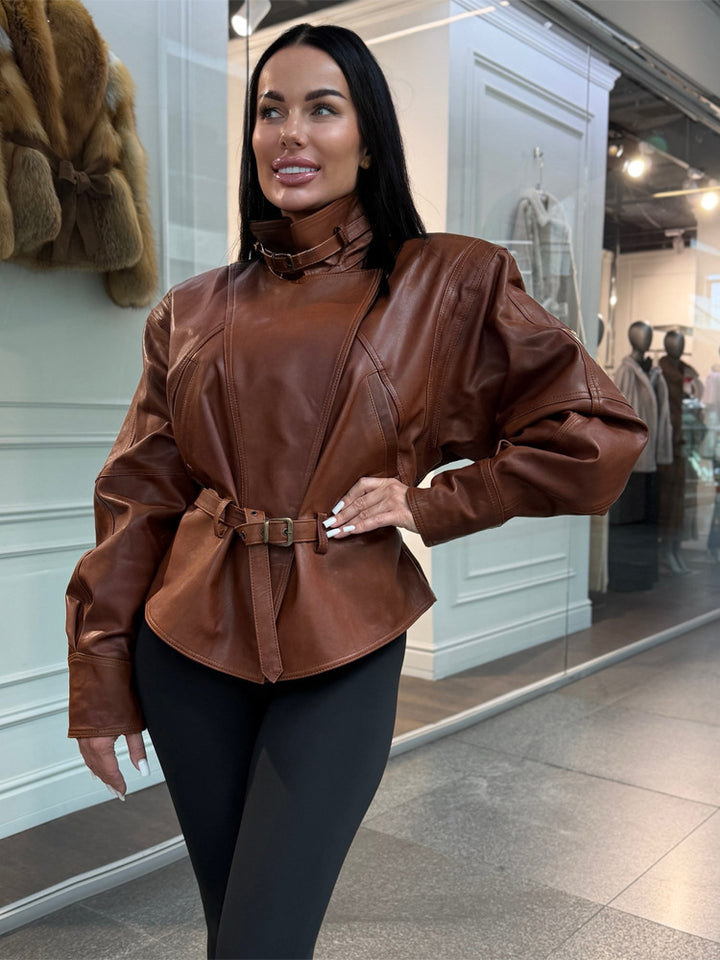 Damen Taillierte Kunstlederjacke mit Stehkragen, Nackenriemen und figurformendem Taillengürtel Echoarchiv