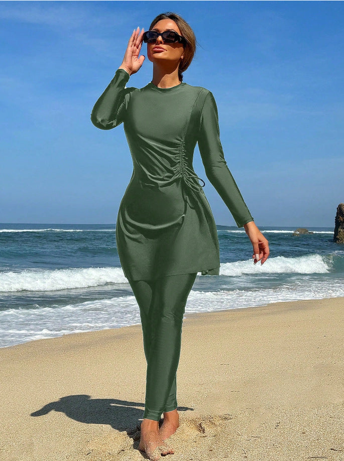 Damen Sportliches Strandoutfit mit figurbetonendem Kleid und langen Leggings Echo Archiv