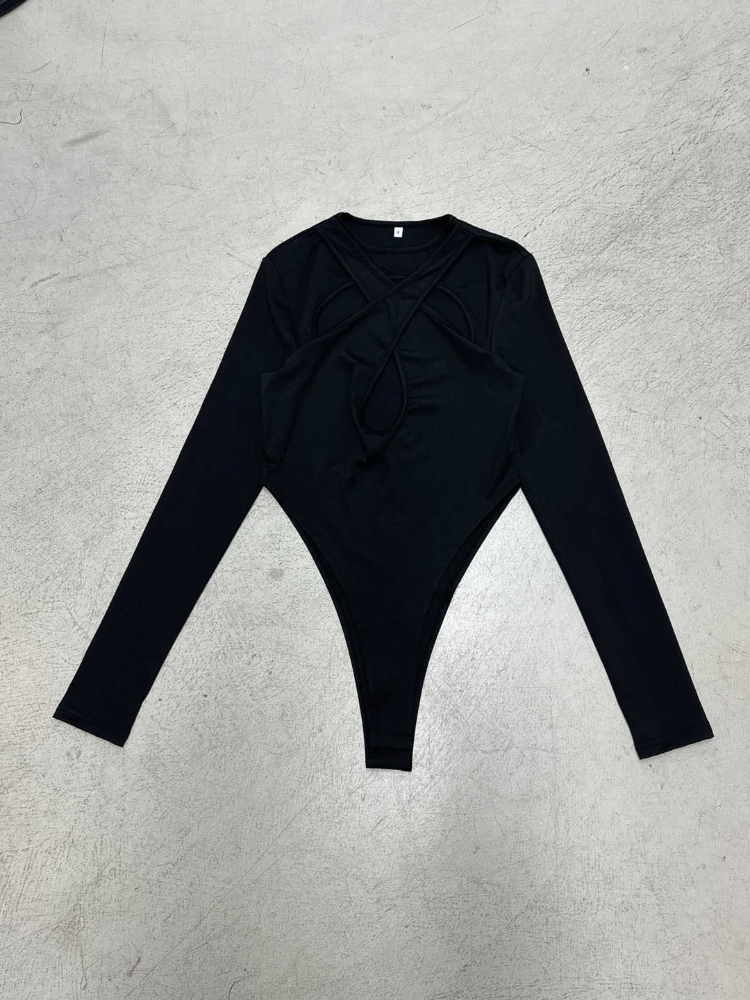 Damen Langarm Bodysuit mit raffiniertem Kreuz-Design und Hochbund Echo Archiv
