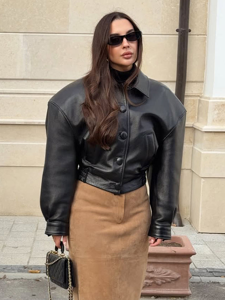 Damen Kurzjacke aus veganem Lederimitat im Boxy‑Cut mit oversized Schultern und verdeckter Knopfleiste Echoarchiv