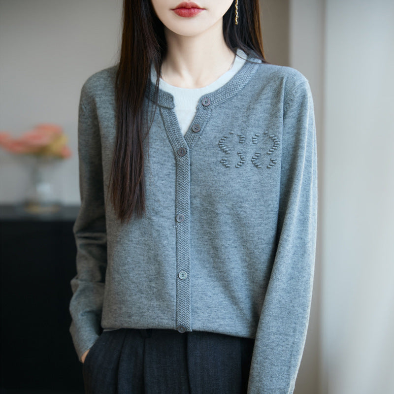 Damen Kurzer Feinstrick-Cardigan mit V‑Schlitzkragen, Rippenblende und dezentem Struktur‑Logo Echoarchiv