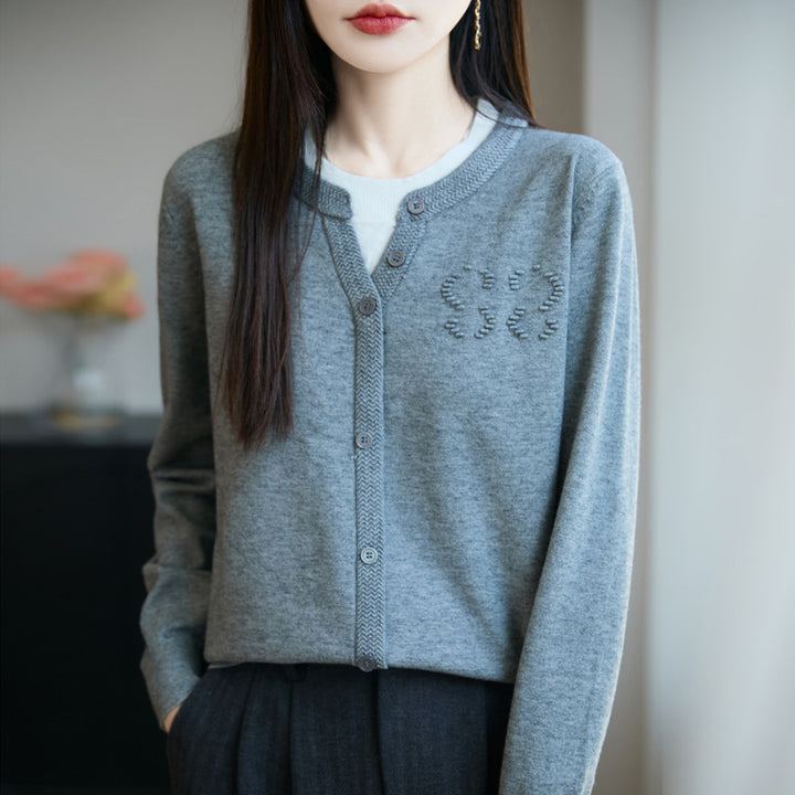 Damen Kurzer Feinstrick-Cardigan mit V‑Schlitzkragen, Rippenblende und dezentem Struktur‑Logo Echoarchiv