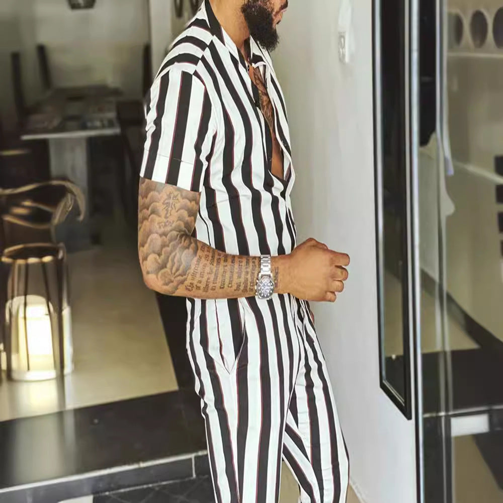Herren Jumpsuit mit modernem Streifenmuster und durchgehendem Reißverschluss Echoarchiv