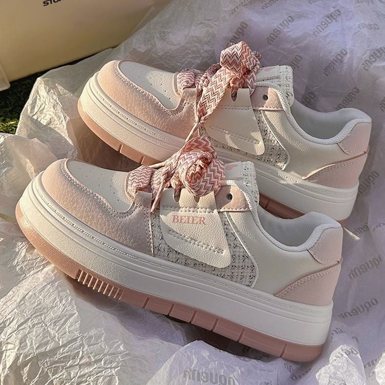Damen Freizeit-Sneaker mit zweilagiger Wedgesohle, Tweedpaneel und geflochtenen Schnürsenkeln – Névara
