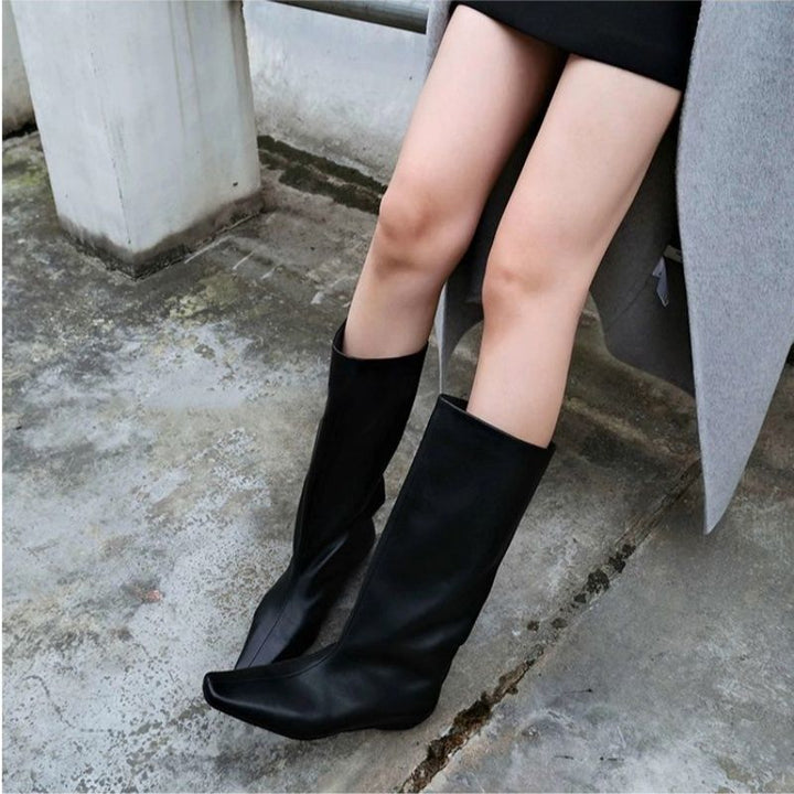 Damen Weiche kniehohe Slouch-Boots mit spitzer Zehenform und ergonomischer Flachsohle – Lioré