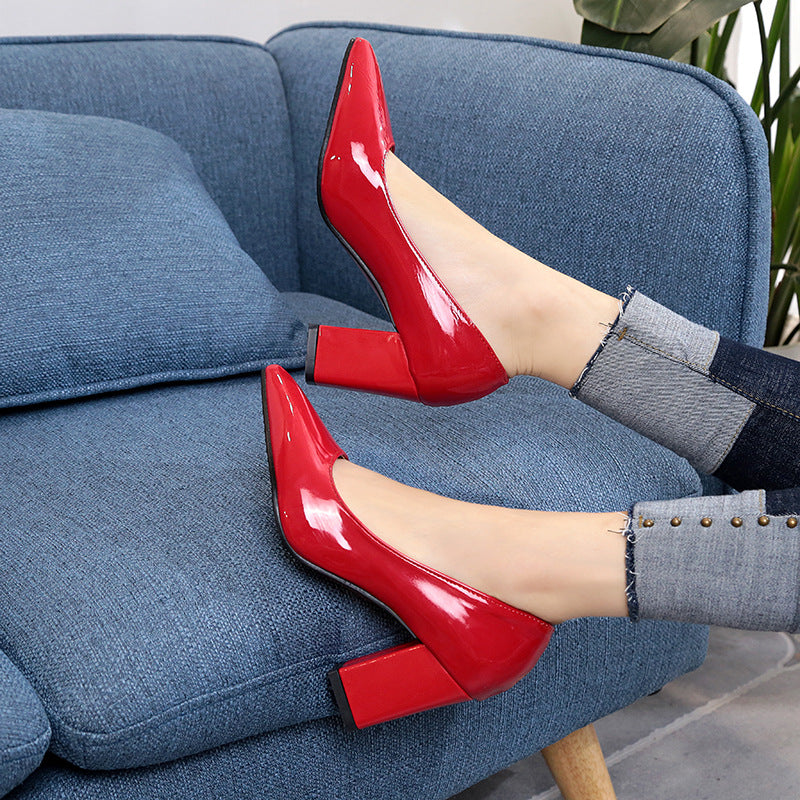 Damen Elegante Lack‑Pumps mit spitzer Kappe, gepolstertem Komfortfußbett und mittelhohem Blockabsatz – Lioré