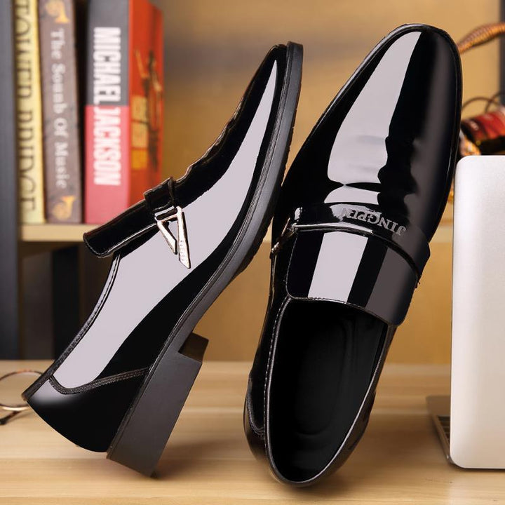 Herren Lackoptik-Loafer mit dekorativer Metall-Zierschnalle und schlanker Eleganz Echoarhiv – Tavélo