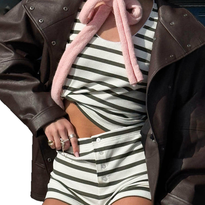Damen nan gestreiftes Ripp-Lounge-Set mit taillenhohen Knopf-Shorts und schmalem V-Ausschnitt Echo Archiv