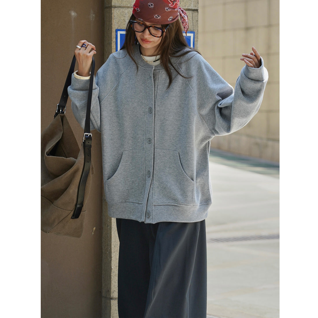 Damen Lockerer Sweatjacken-Cardigan mit Knopfleiste und Kängurutasche Echoarchiv