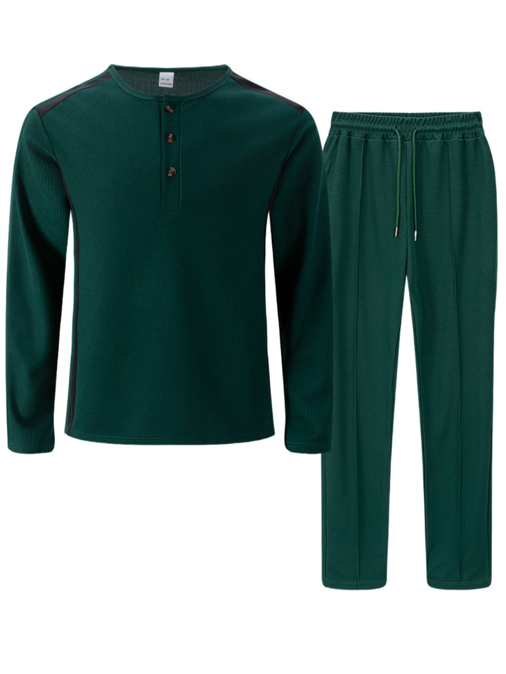 Herren Freizeitanzug mit elegantem Henley-Oberteil und komfortablen Jogginghosen Echoarchiv