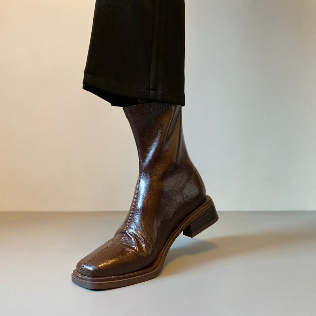 Damen Stiefelette im Reitstiefel‑Look aus softem Glattleder mit quadratischer Kappnaht und gestapeltem Blockabsatz Echo Archiv