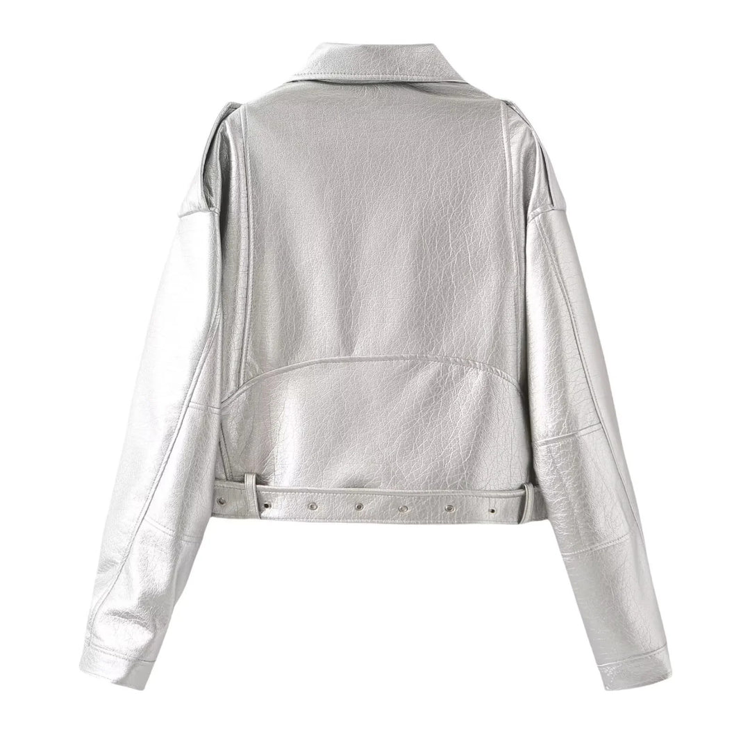 Damen kurzer Bikerjacke aus veganem Lederimitat mit asymmetrischem Reißverschluss, Taillengürtel und Schulterklappen – Célinea