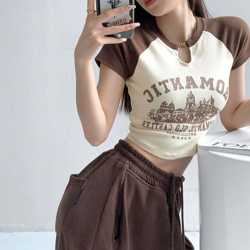 Damen cropped T-Shirt mit einzigartigem Ausschnitt und fröhlichem Grafikdesign Echo Archiv