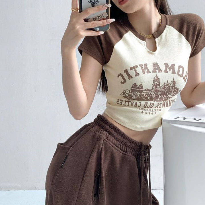 Damen cropped T-Shirt mit einzigartigem Ausschnitt und fröhlichem Grafikdesign Echo Archiv