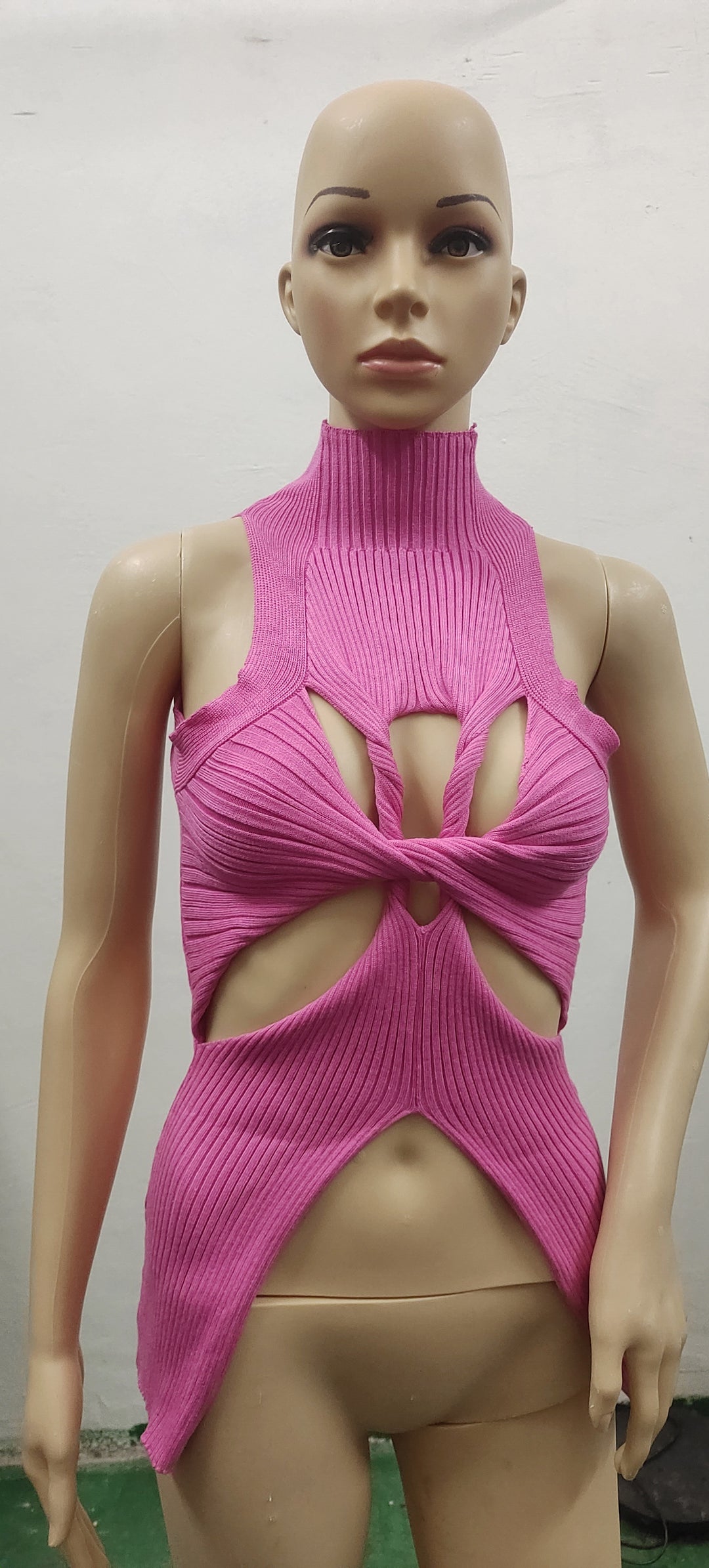 Damen figurbetontes Cut-Out Top mit hohem Kragen Echo Archiv