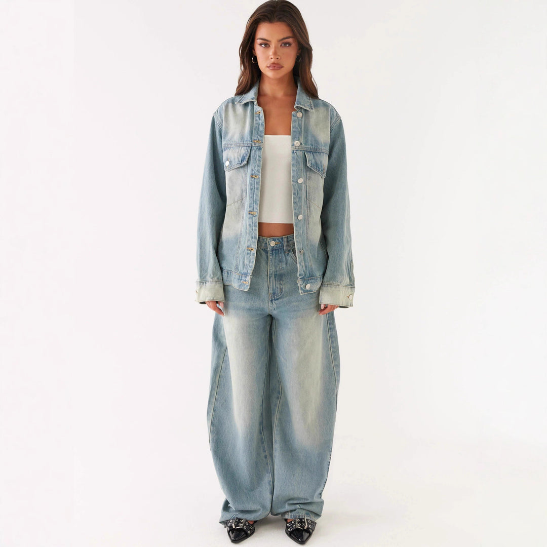 Damen nan oversized Denimjacke mit heller Vintage-Waschung, aufgesetzten Brusttaschen und verlängerten Manschetten Echo Archiv