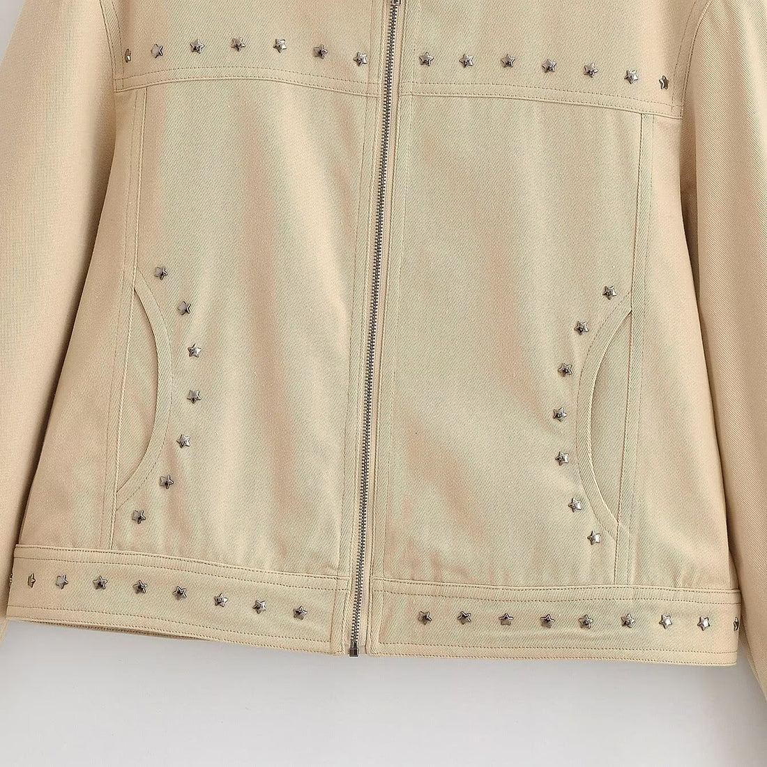 Damen Kurz geschnittene vegane Lederjacke mit Stehkragen, durchgehendem Reißverschluss und Sternnieten-Detail Echoarchiv