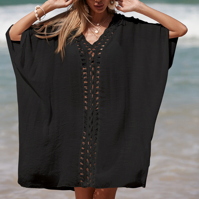 Damen eleganter Strandponcho mit raffinierten Häkelakzenten und tiefem V-Ausschnitt Echo Archiv