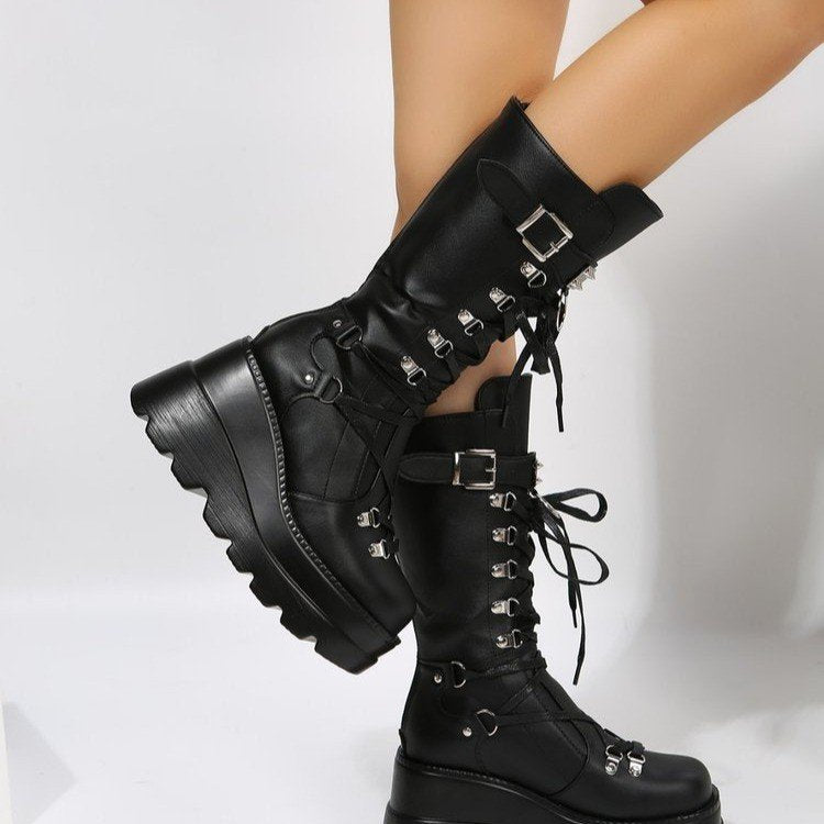 Damen Kniehohe Plateaulug-Bikerstiefel mit dekorativen Metallhaken und robuster Profilsohle – Lioré