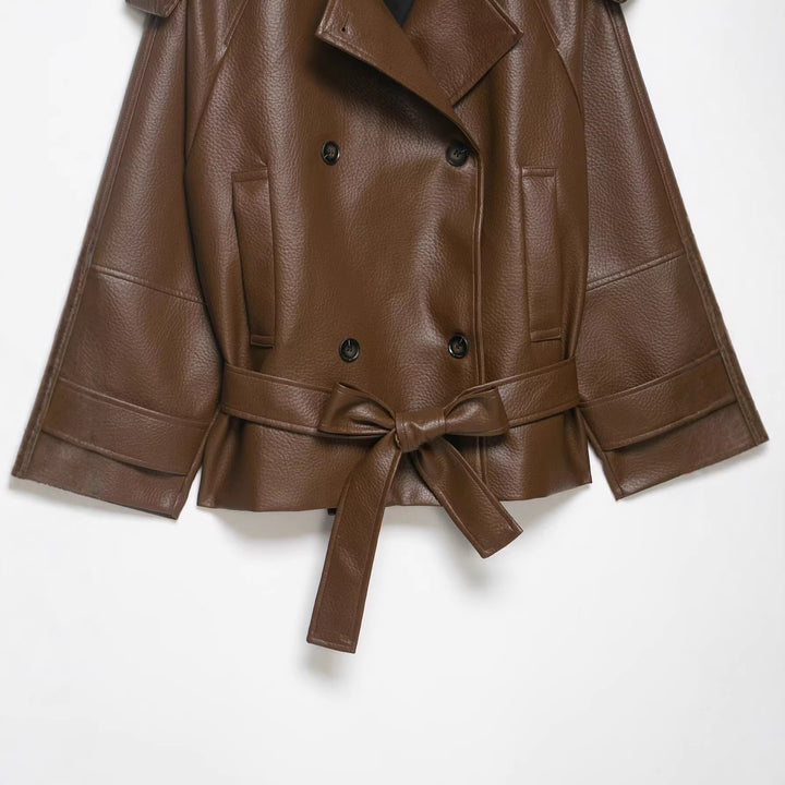 Damen Kurzer Trenchcoat in Lederoptik mit doppelreihiger Knopfleiste, Schulterklappen und Taillengürtel Echo Archiv