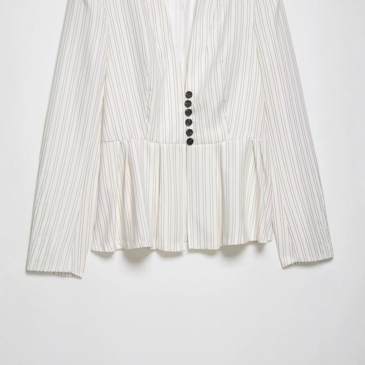 Damen Taillierter Blazer mit Schalkragen, feinen Nadelstreifen und Taillenbetonung Echo Archiv