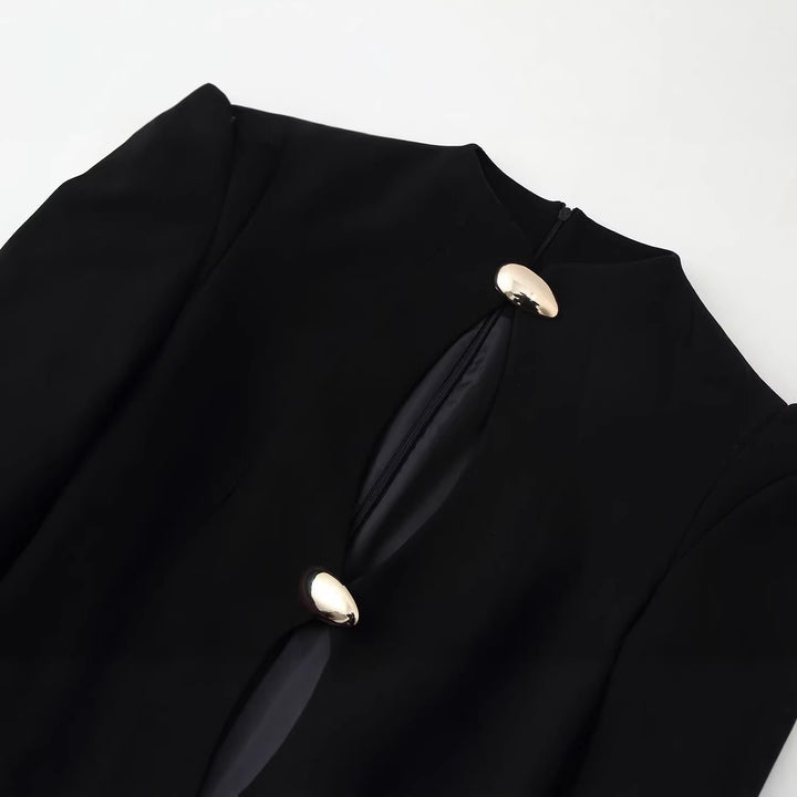 Damen Kurzblazer‑Kleid mit dramatischem Cut‑Out, betonter Schulter und goldenen Schmuckverschlüssen Echoarchiv