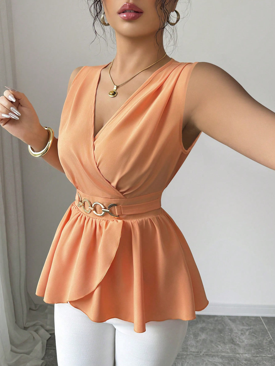 Damen Tailliertes Wickel-Top mit Volant‑Peplum und dekorativem Metallgürtel – Orélia