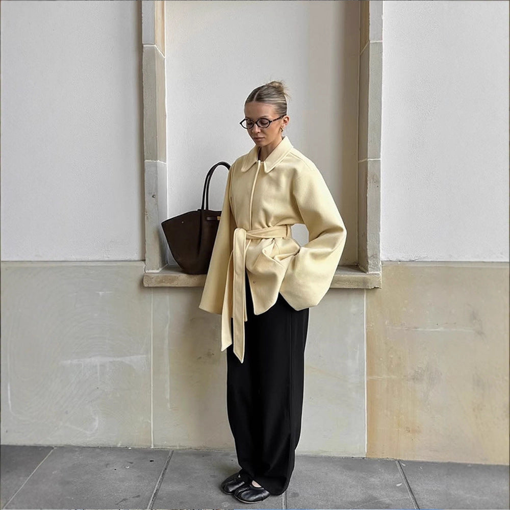Damen Kurzmantel mit Bindegürtel, kastiger Oversize‑Silhouette und weiten Ärmeln Echoarchiv