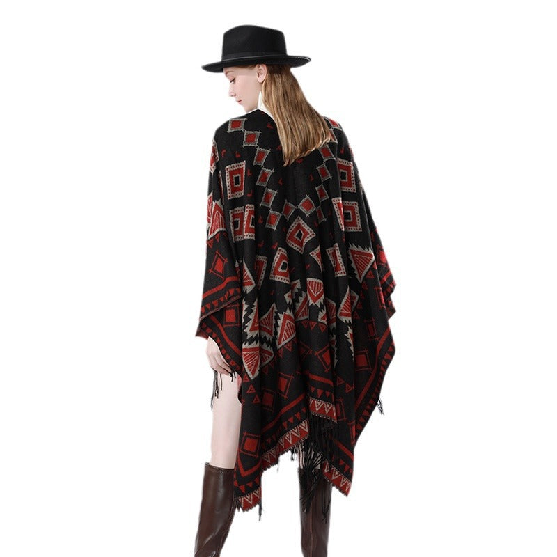 Damen Zweilagiger Kapuzen-Überwurf mit asymmetrischem Fransensaum und geometrischem Jacquard – Montévia