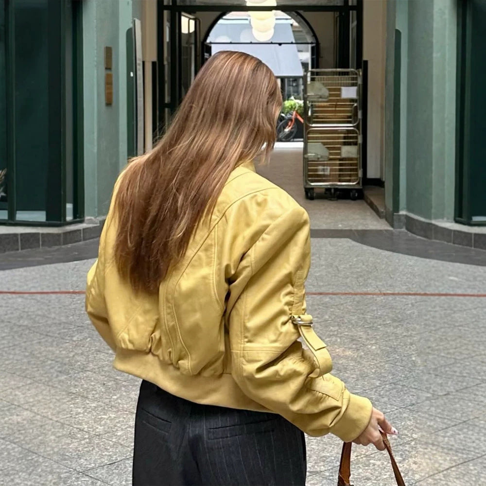 Damen Kurz‑Bomberjacke im Boxy‑Cut mit markanten Nahtdetails, Reißverschlusstaschen und gerippten Bündchen Echoarchiv