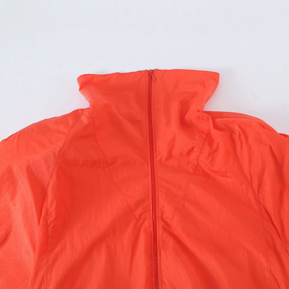 Damen Leichte Windjacke mit hohem Kragen, Tunnelzug‑Taillierung und Elastikbündchen Echoarchiv
