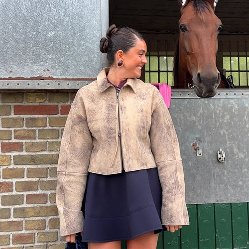 Damen Kurz geschnittene Velourslederjacke in Used‑Optik mit extra langen Ärmeln und Zwei‑Wege‑Reißverschluss Echoarchiv
