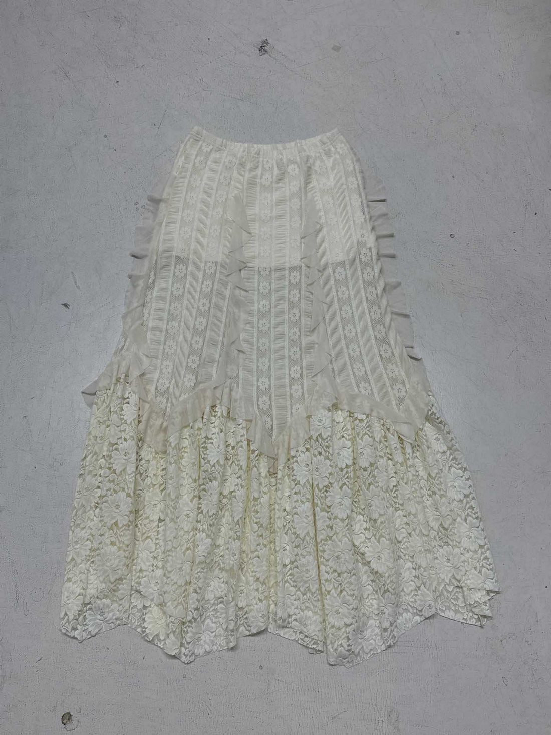 Damen eleganter Maxirock mit raffinierten Rüschen und Spitzenakzenten – Rosévia