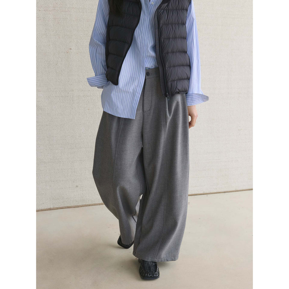 Damen Hochtaillierte Stoffhose mit weitem Palazzo‑Bein und Bundfalten Echoarchiv