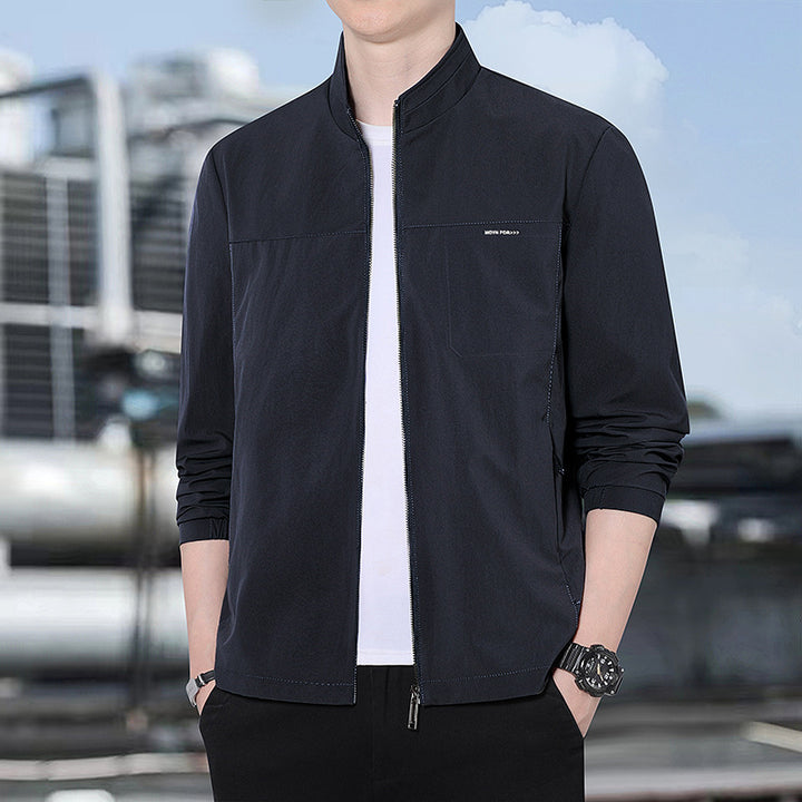 Herren Minimalistische Komfort-Trainingsjacke mit Stehkragen, windabweisendem Softshell-Material und verdeckten Reißverschlusstaschen Echoarchiv