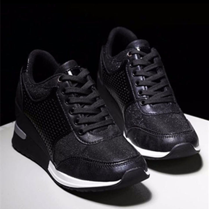Damen Keilabsatz-Sneaker mit Mesh-Details und gepolstertem Komfort-Fußbett – Névara