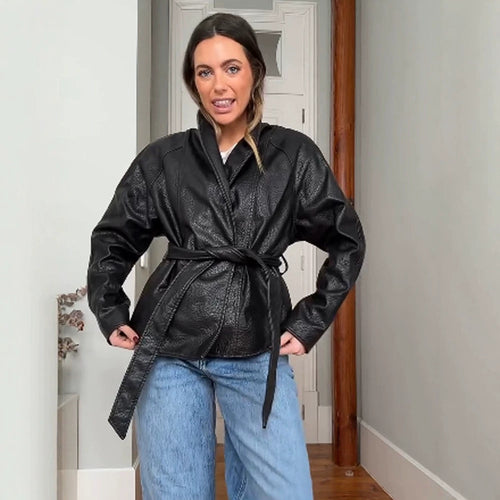Damen Taillierter Wickel-Blouson aus strukturierter Lederoptik mit Bindegürtel Echoarchiv