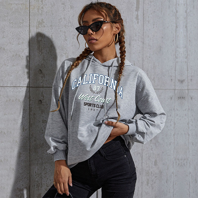 Damen Relaxed-Fit Hoodie mit Collegestyle-Frontprint und Kängurutasche Echoarchiv