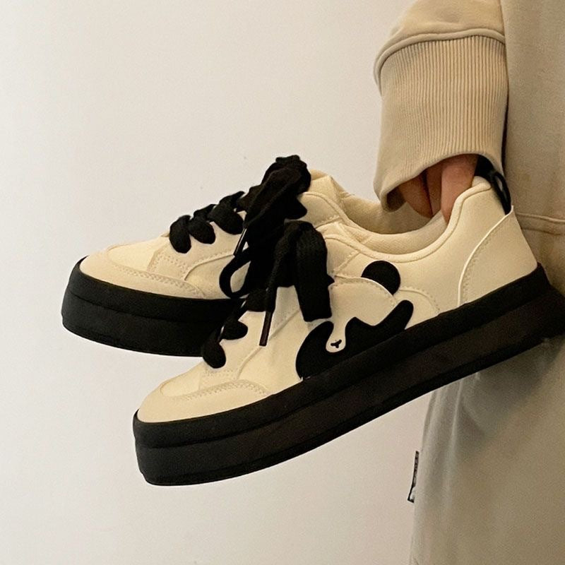 Damen Plateau-Sneaker mit auffälliger Tierapplikation und gepolstertem Komfortkragen – Névara