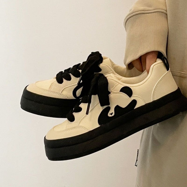 Damen Plateau-Sneaker mit auffälliger Tierapplikation und gepolstertem Komfortkragen – Névara
