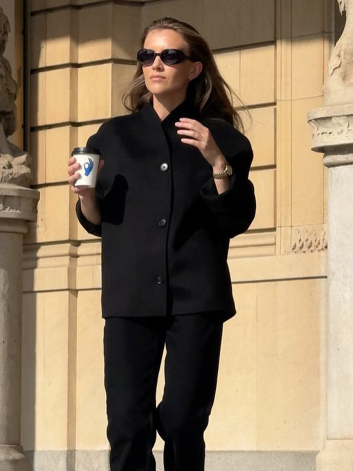 Damen Kurzmantel aus Wollmix mit kastiger Boxy-Silhouette und markanter Knopfleiste Echoarchiv