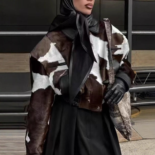 Damen nan cropped Bomberjacke mit Kuhflecken-Muster und Kunstlederbesatz Echo Archiv