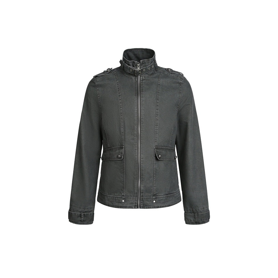 Herren Kurzjacke im Fieldstil mit hohem Schnallenkragen, Schulterklappen und Pattentaschen Echoarchiv